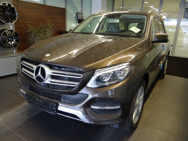 Мерседес-Бенц е300 коричневый