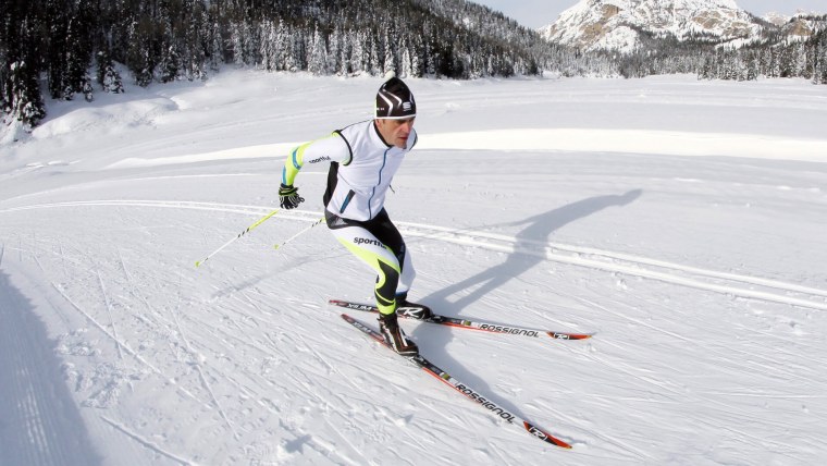 Лыжи в снегу