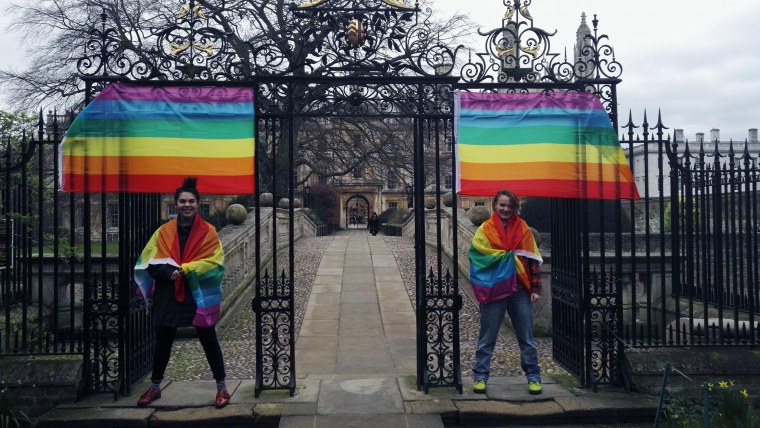 Радужный флаг на стене