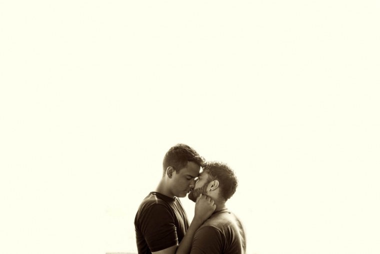 Красивый поцелуй двух мужчин