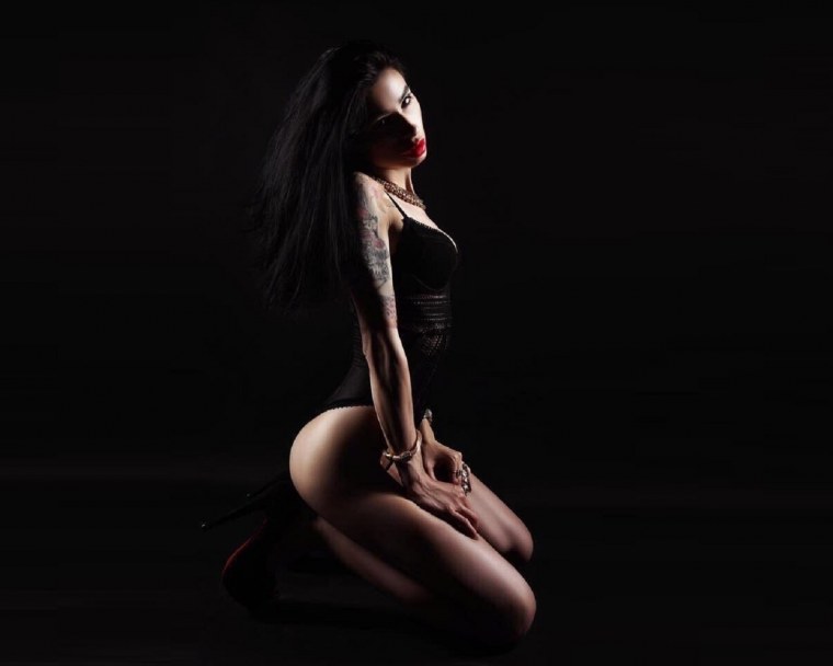 Девушка в Нижнем белье на темном фоне