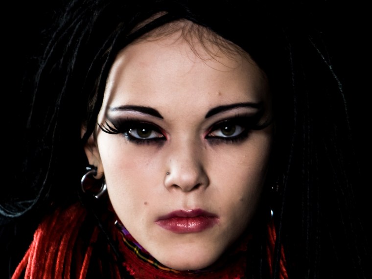 Девушка в черной краске