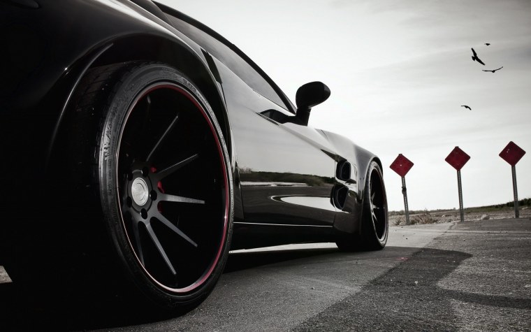 Машина с красивыми колёсами