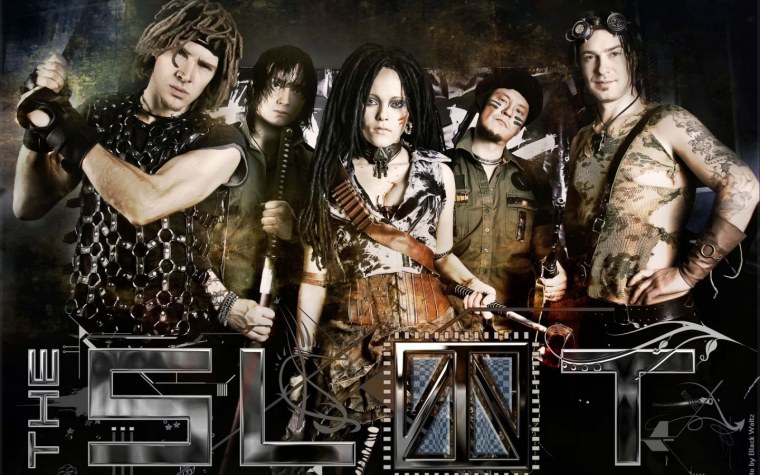 Девушка в маске черепа