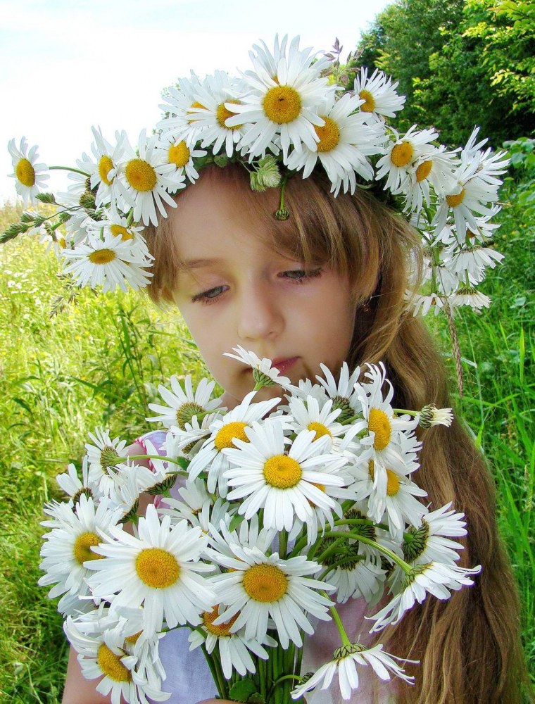 Девушка с ромашкой на лице