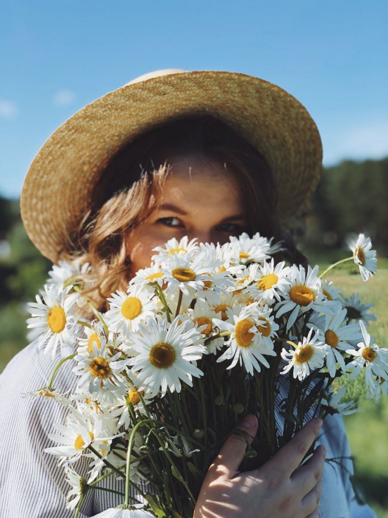 Фотосессия с букетом ромашек