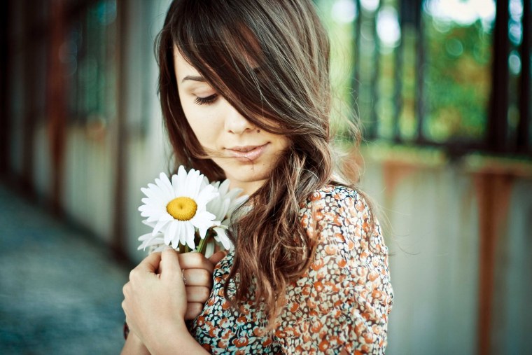 Девушка с ромашками