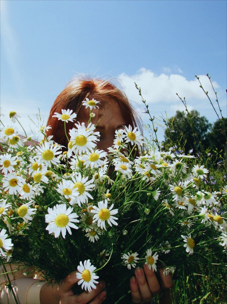 Девушка блондинка с ромашками