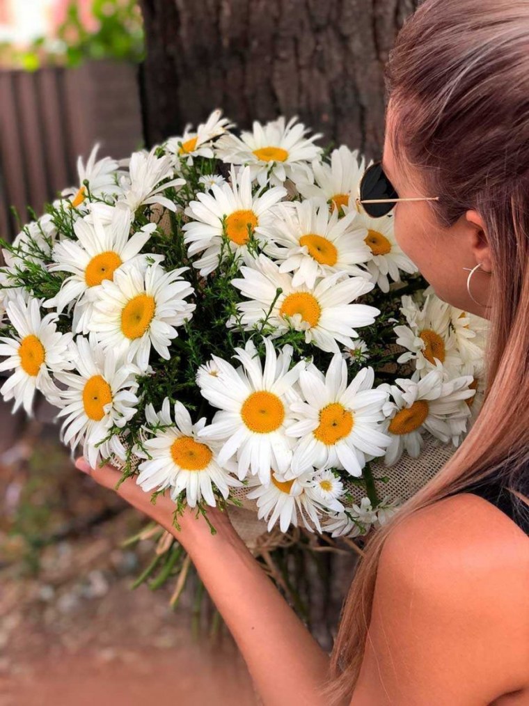 Девушка с ромашками