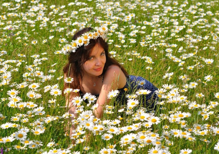 Девушка с ромашками