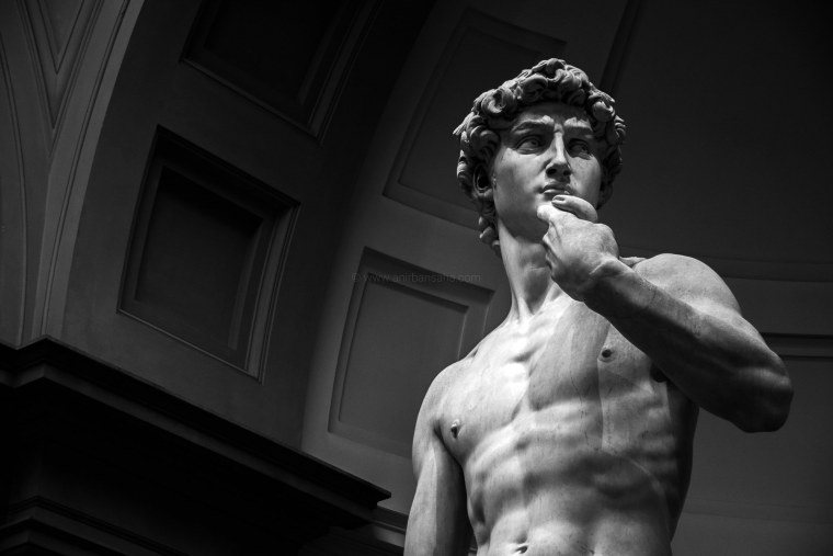 Античные статуи на черном фоне