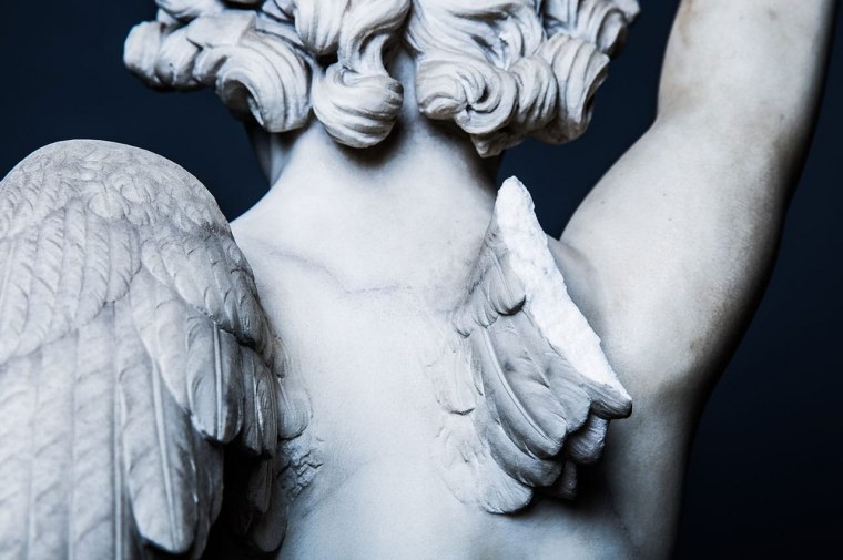 Статуя на черном фоне