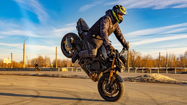 Стант на кроссовом мотоцикле