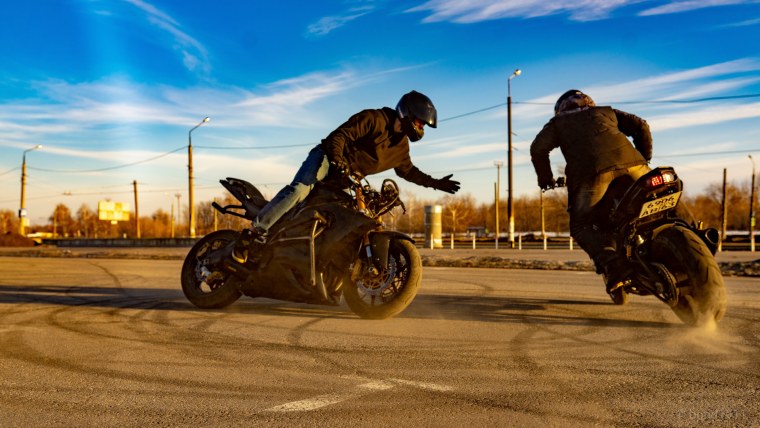 Стант с девушкой на супермото