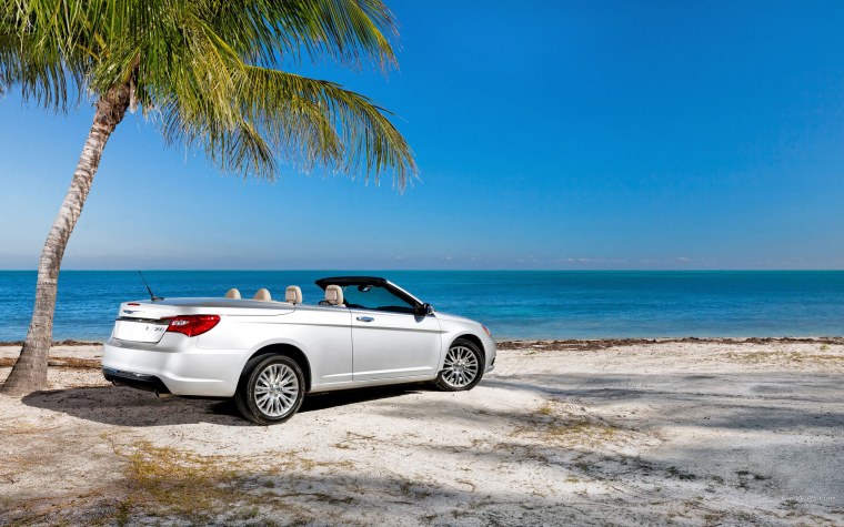 Машина на фоне моря