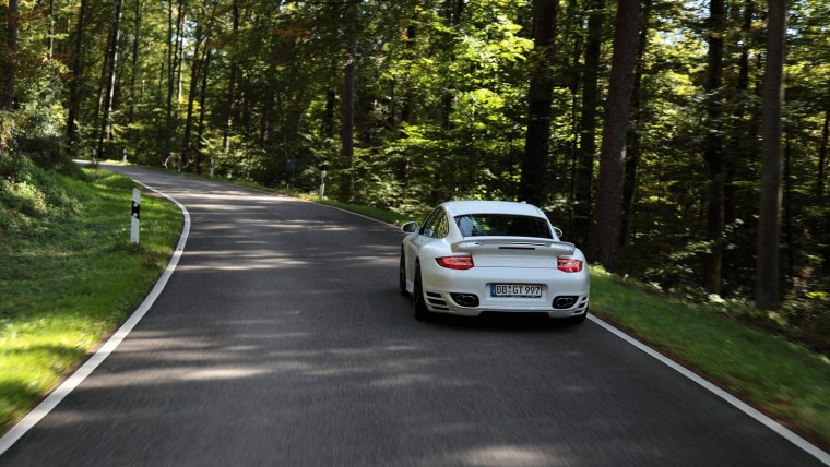 Машина едет по дороге