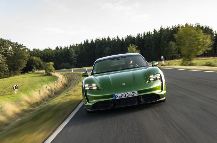 Porsche Taycan зеленый