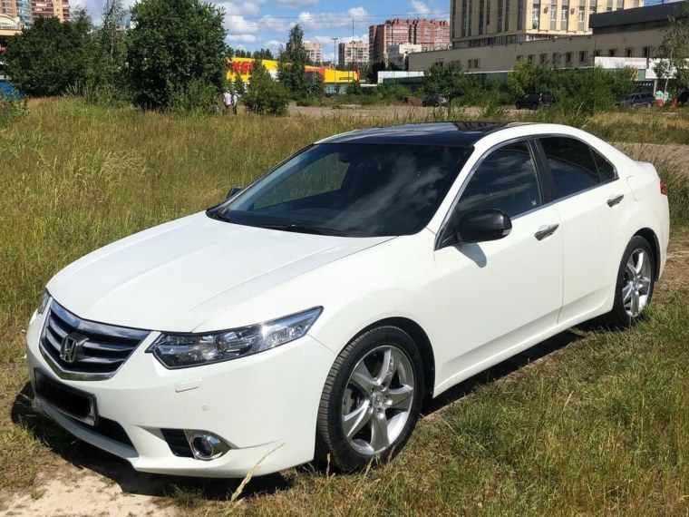 Белая Honda Accord 810