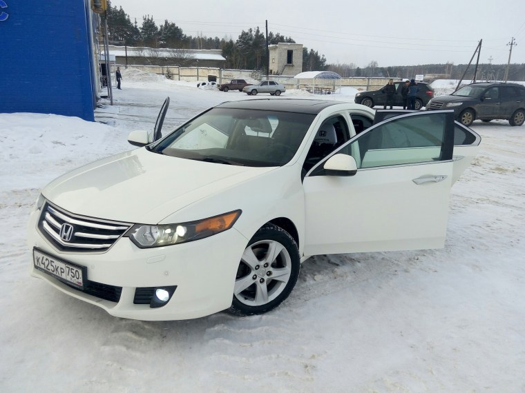 Хонда Аккорд белая с люком