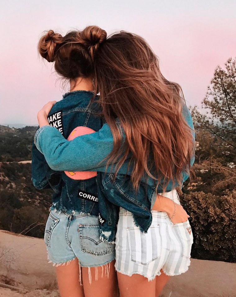 Две подруги обнимаются