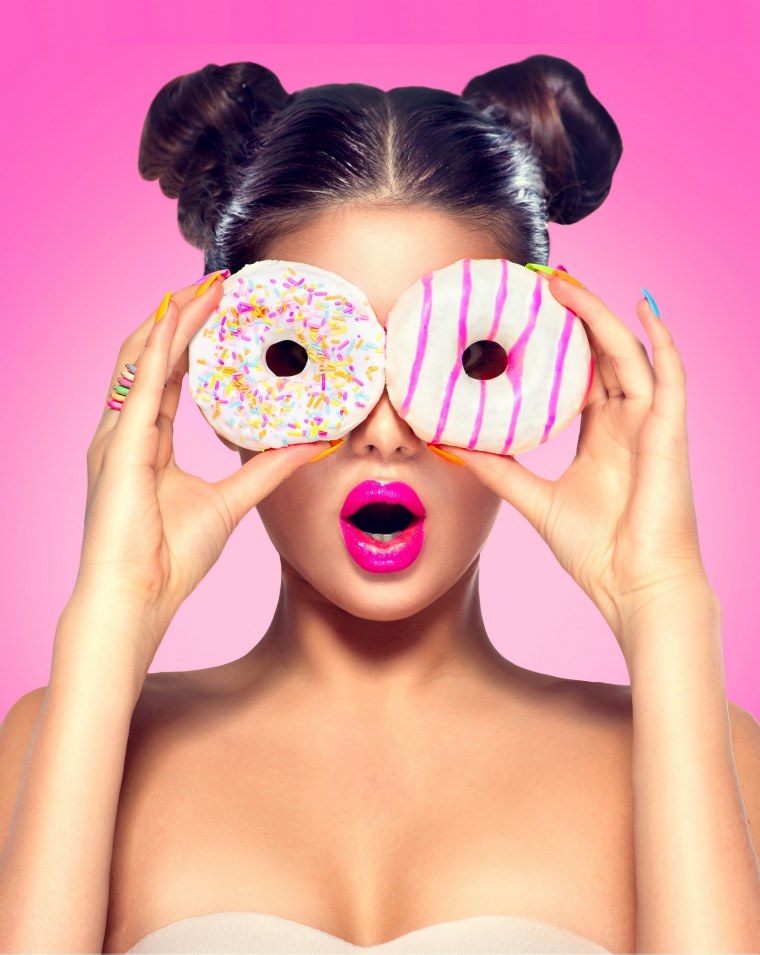 Девушка с пончиком