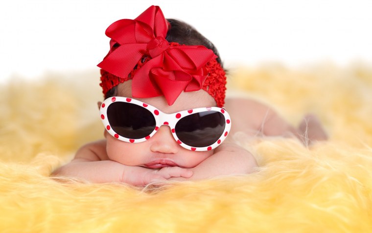 Смешная девочка с бантиком