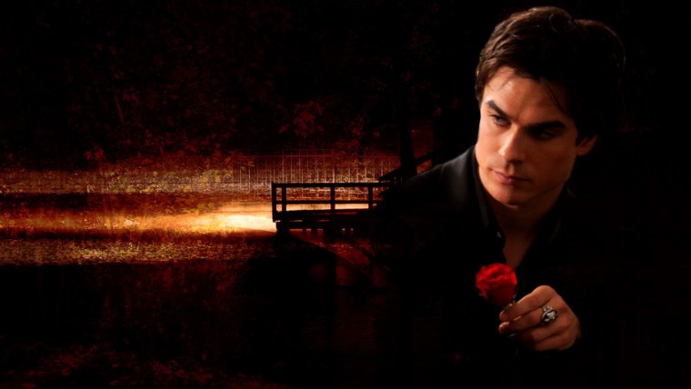 Йен Сомерхолдер на кровати