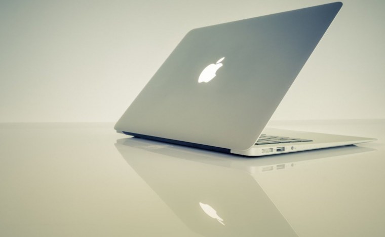 Макбук и айфон