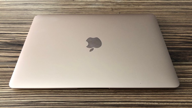 Техника Apple на столе