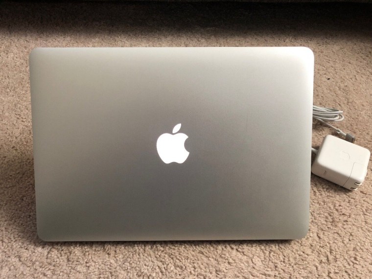 Девушка с макбуком