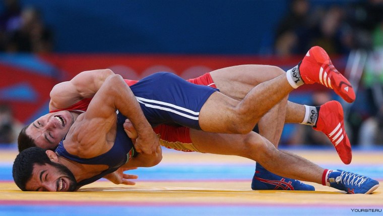 Борцы на черном фоне