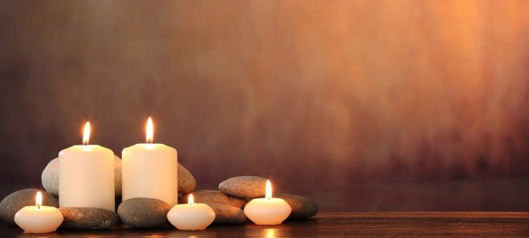 Горящие свечи на черном фоне