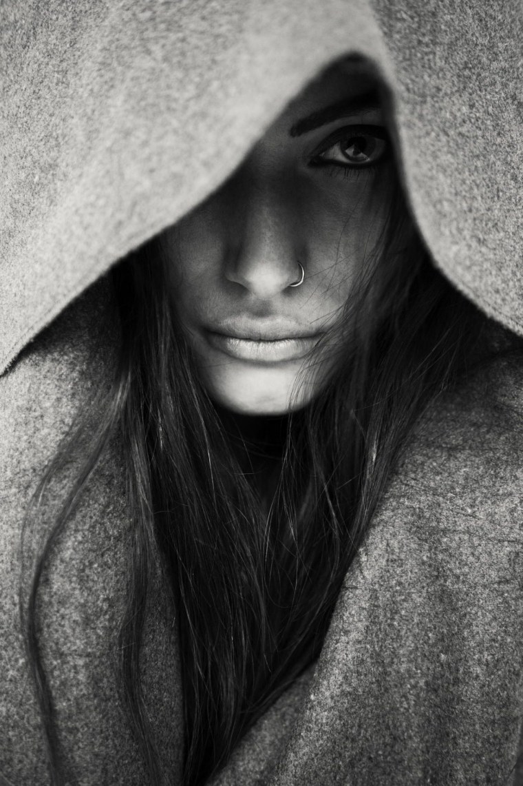 Девочка черно белая