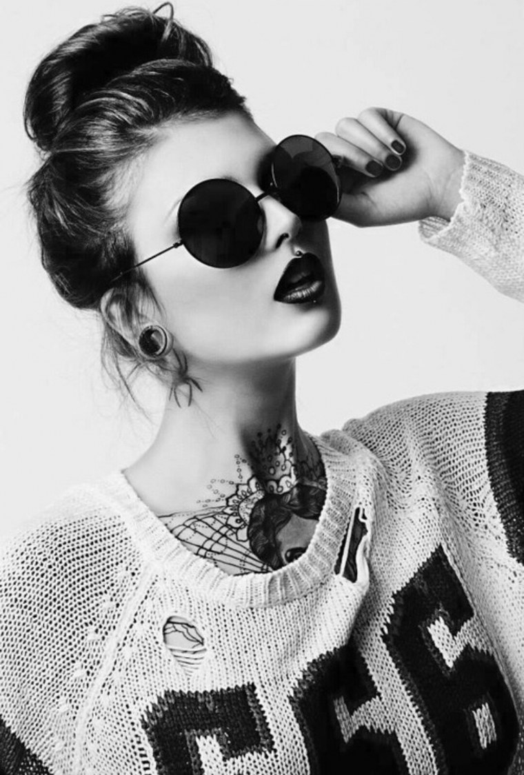 Красивая девушка улыбается