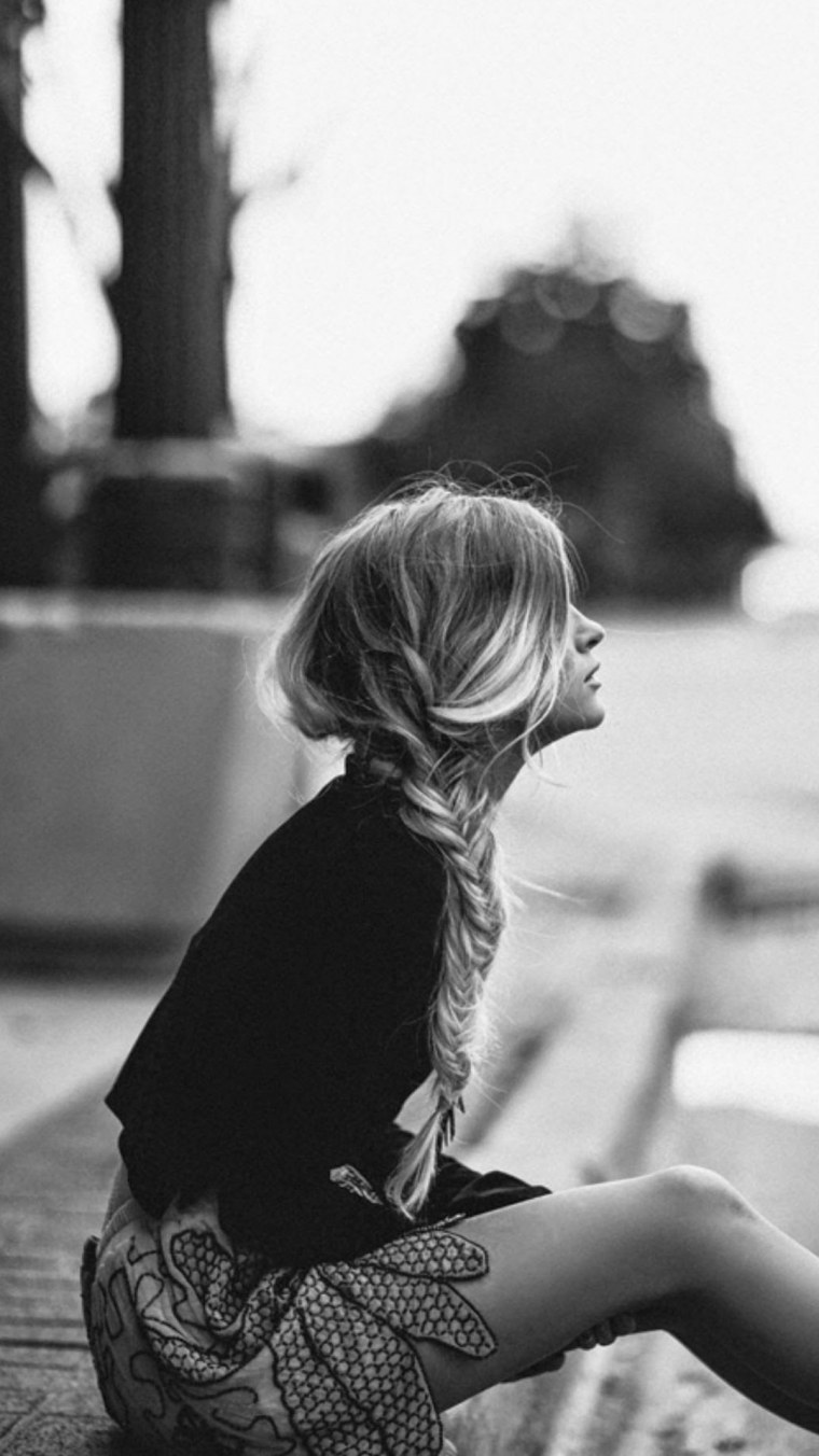 Черные и белая девушка