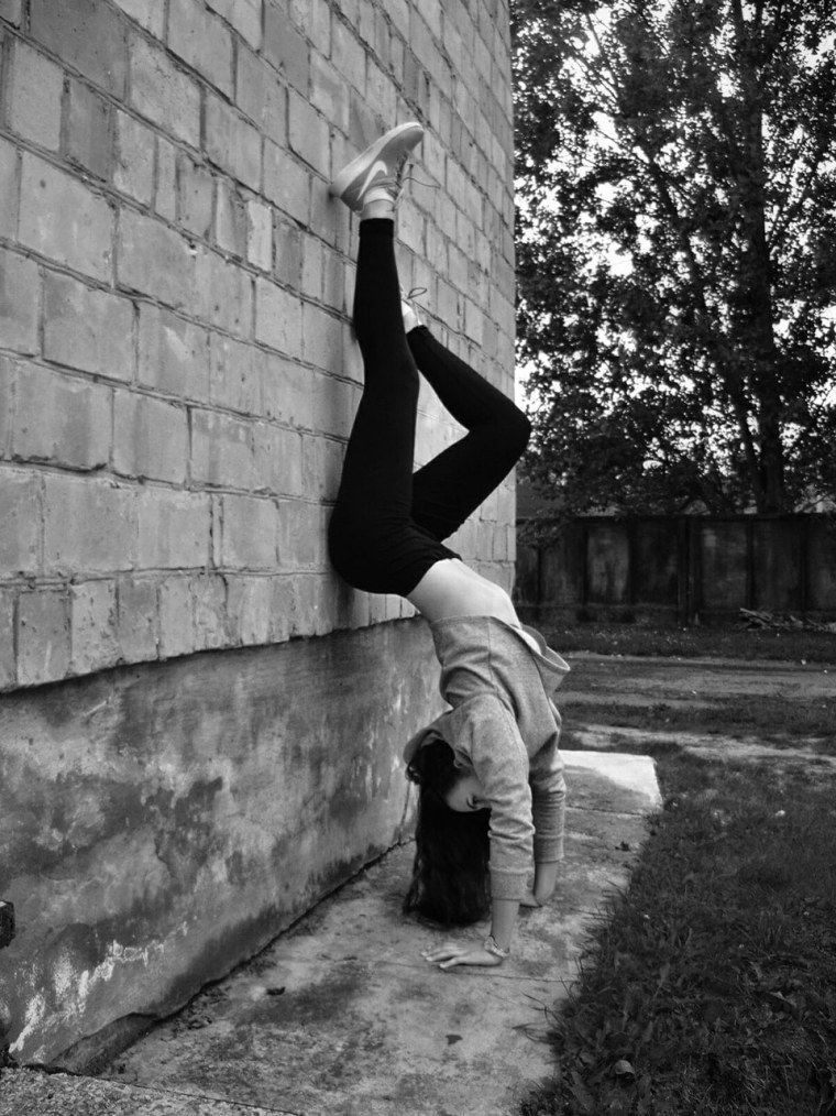 Стойка на руках черно белая