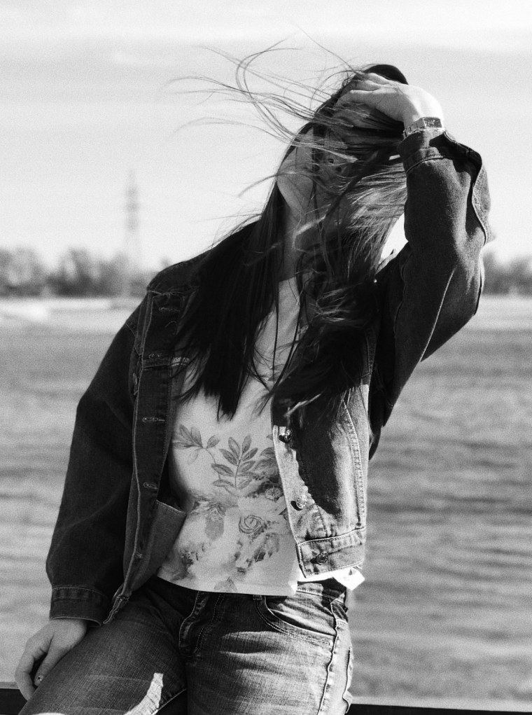 Девушка на аву чб