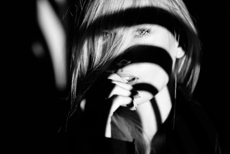 Девушка без лица черно белое