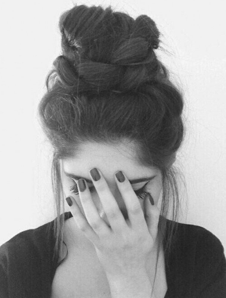 Грустная блондинка