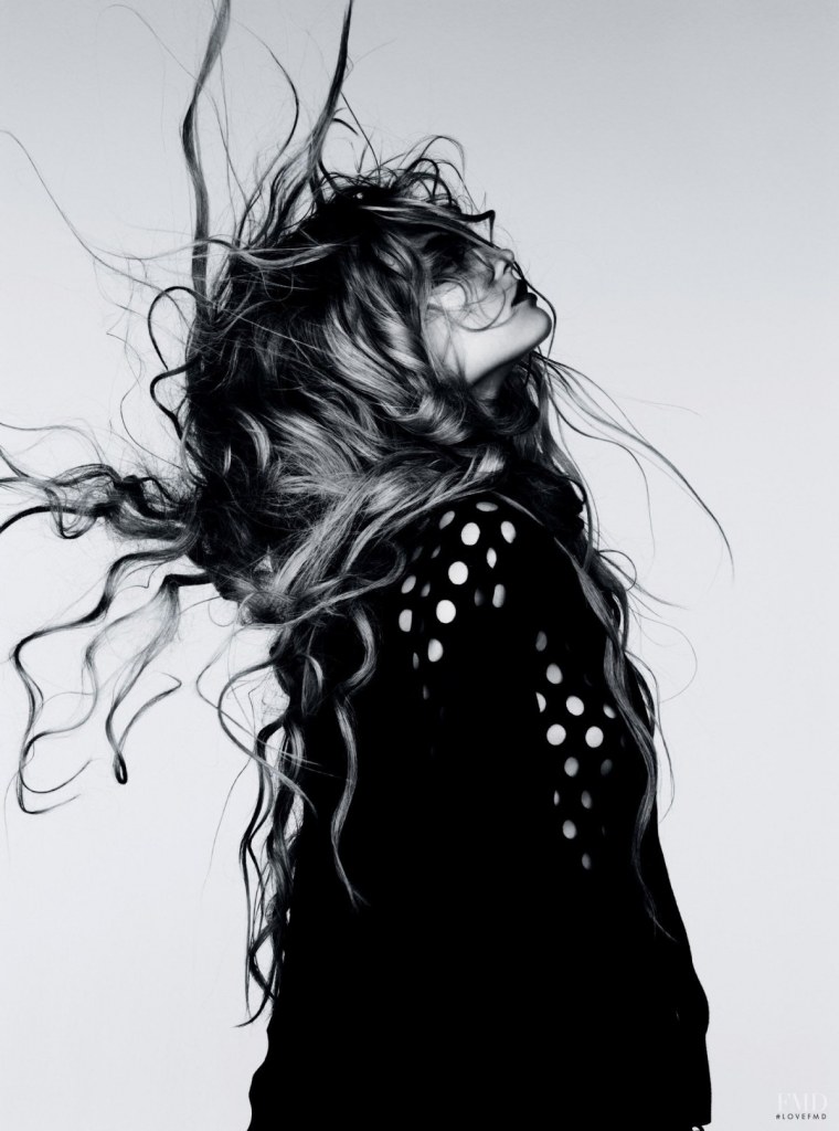 Девушка в шляпе без лица