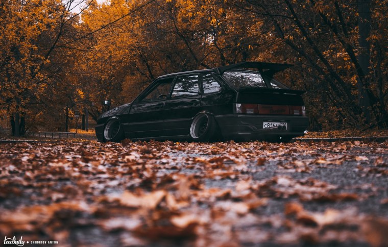 Белая четырка на обои