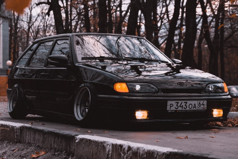 На рабочий стол Волга и ВАЗ 2114