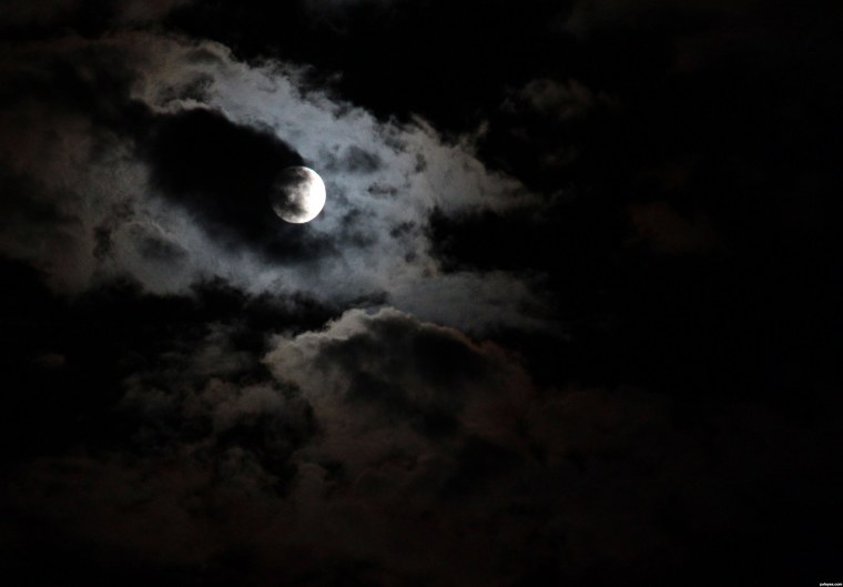 Луна сквозь облака