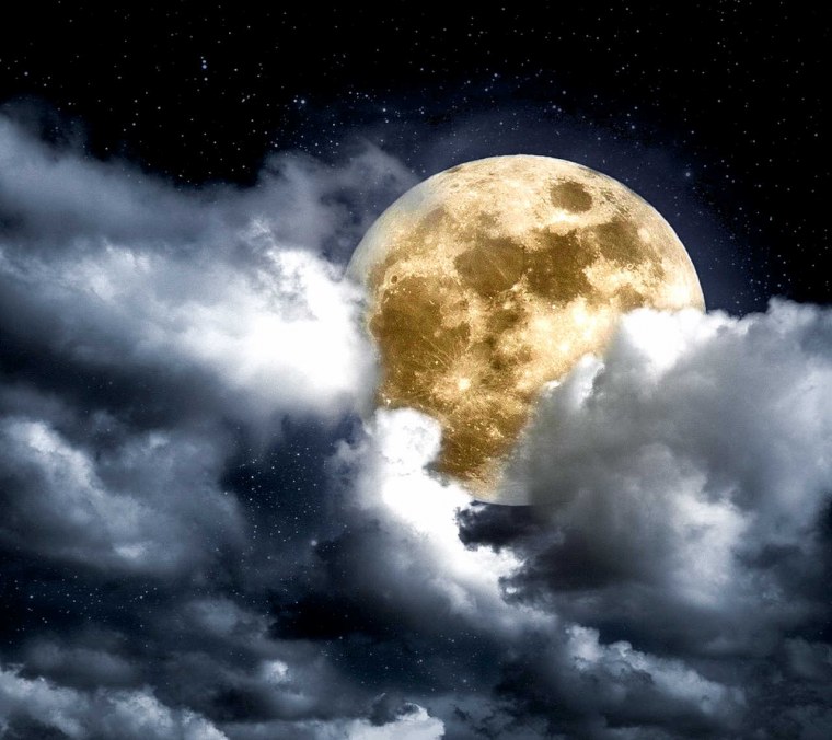 Мрачное небо с луной