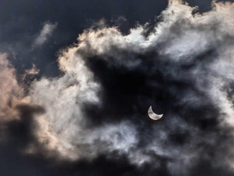 Месяц в тучах