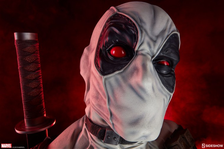 Дэдпул улыбается