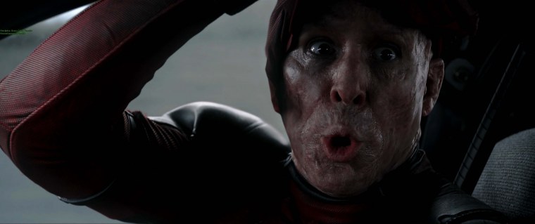 Лицо Дэдпула в маске