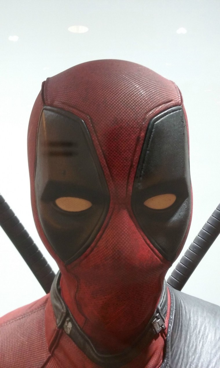 Маска с ДЭДПУЛОМ