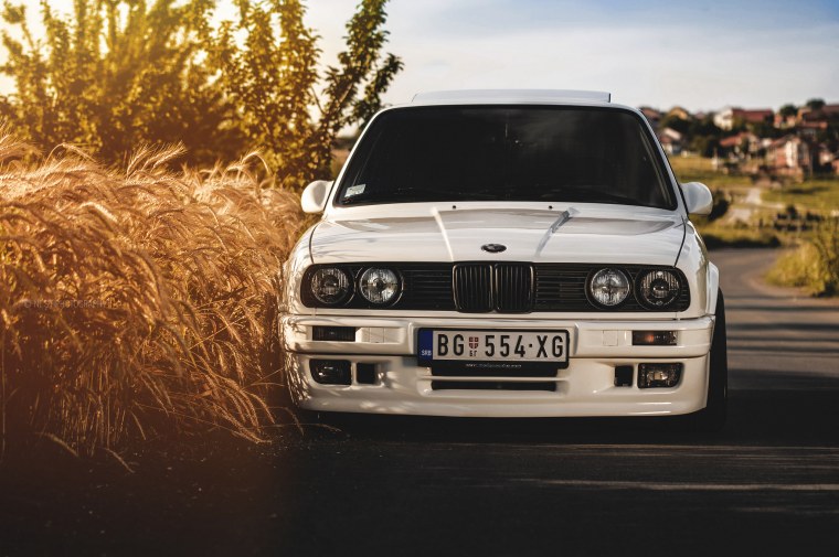 BMW e30 белая