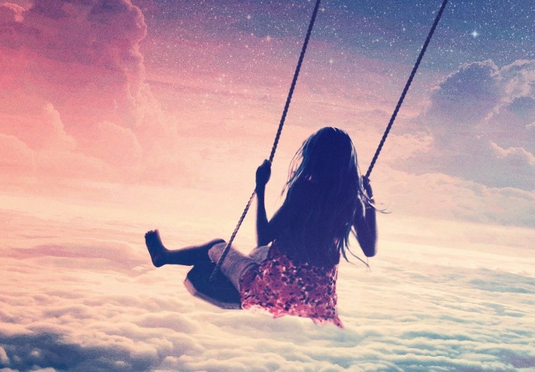 Девушка на качелях в облаках